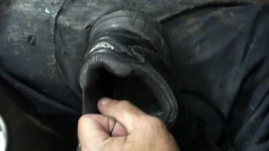 İşyerindeki ayakkabıcı. Atölyedeki ayakkabıları tamir etme süreci.