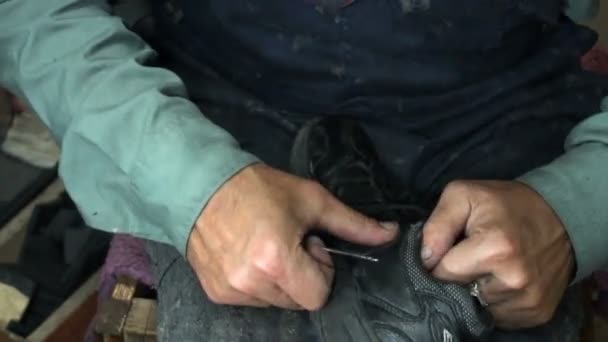 El zapatero en el trabajo.El proceso de reparación de zapatos en el taller — Vídeos de Stock
