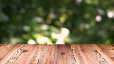Perspektif ahşap ve bokeh arka plan ışık. ürün görüntüleme şablonu. Ahşap masa üstüne bulanıklık doğal yaprak yeşil arka plan hareketli