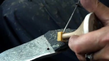 İşyerindeki ayakkabıcı. Atölyedeki ayakkabıları tamir etme süreci.