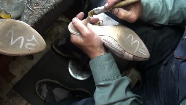 The shoemaker at work.The process of repairing shoes in workshop — Stock Video