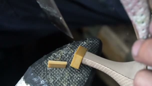 De schoenmaker op het werk.Het proces van het repareren van schoenen in de werkplaats — Stockvideo