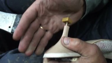 İşyerindeki ayakkabıcı. Atölyedeki ayakkabıları tamir etme süreci.