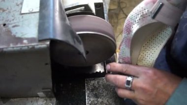 Ayakkabı tamircisi makinenin musluklarını biler