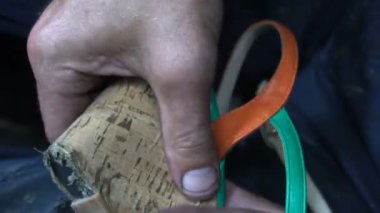 İşyerindeki ayakkabıcı. Atölyedeki ayakkabıları tamir etme süreci.