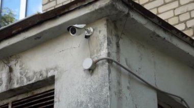 Çocuk Sanat Okulu duvarına güvenlik kamerası