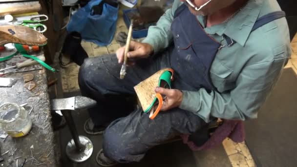 The shoemaker at work.The process of repairing shoes in workshop — Stock Video