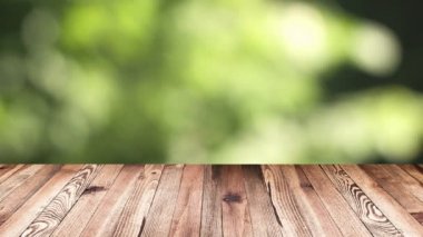 Perspektif ahşap ve bokeh arka plan ışık. ürün görüntüleme şablonu. Ahşap masa üstüne bulanıklık doğal yaprak yeşil arka plan hareketli