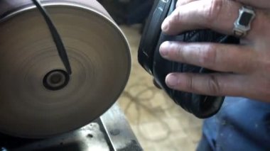 Ayakkabı tamircisi makinenin musluklarını biler