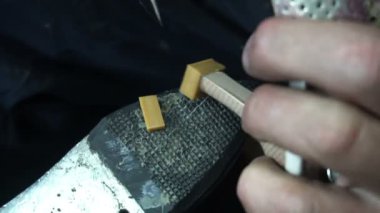 İşyerindeki ayakkabıcı. Atölyedeki ayakkabıları tamir etme süreci.