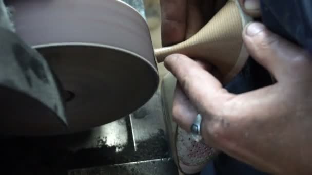 Os sapateiros afiando torneiras de metal na máquina — Vídeo de Stock