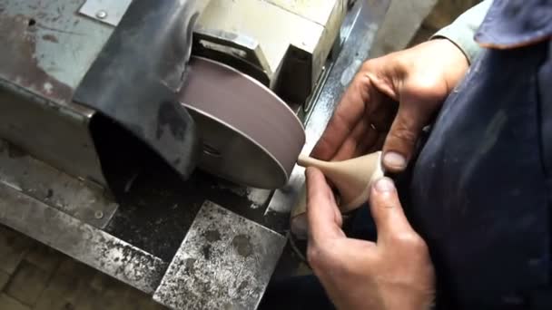 The shoemakers sharpening metal taps on the machine — Stock Video