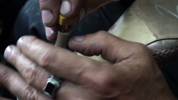 El zapatero en el trabajo.El proceso de reparación de zapatos en el taller — Vídeos de Stock