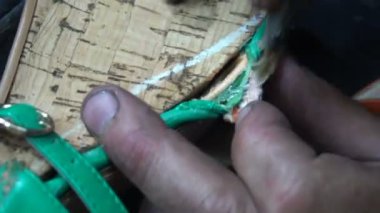 İşyerindeki ayakkabıcı. Atölyedeki ayakkabıları tamir etme süreci.