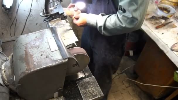 Shoemaker hones taps on the machine — Stock Video