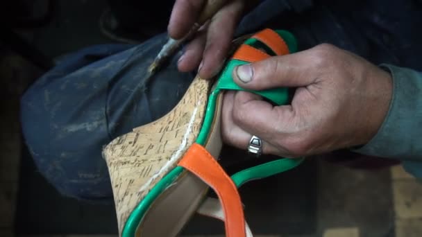 El zapatero en el trabajo.El proceso de reparación de zapatos en el taller — Vídeos de Stock