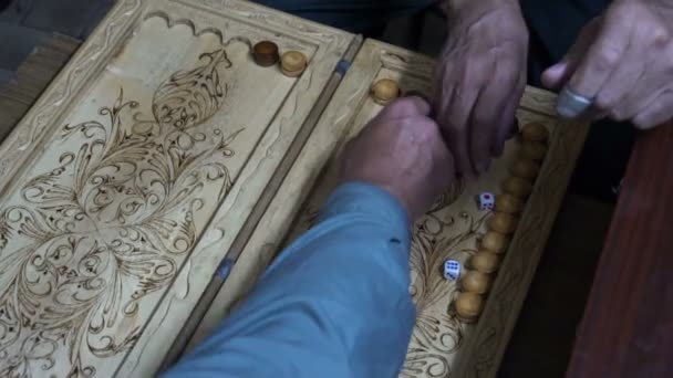 Mannen spelen backgammon, houten plank, dobbelstenen de — Stockvideo