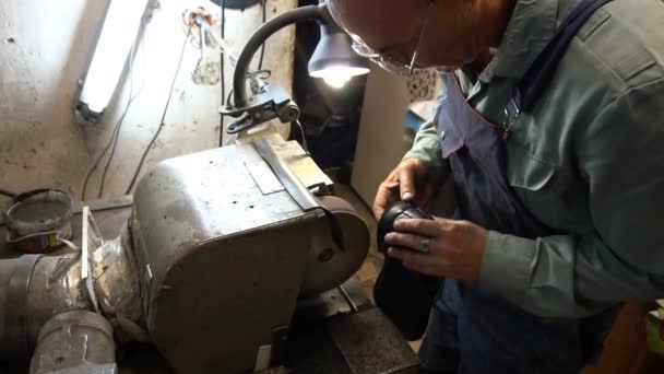 Sapateiro apalpa torneiras na máquina — Vídeo de Stock