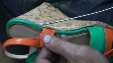 İşyerindeki ayakkabıcı. Atölyedeki ayakkabıları tamir etme süreci.