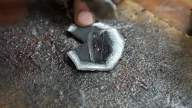 bir kunduracı bir özel bıçak siyah deri yama temizler