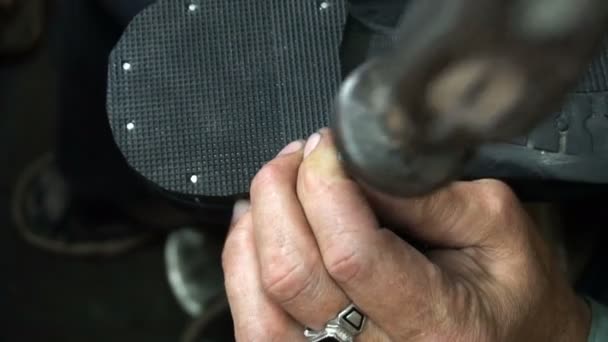 Sapateiro reparando um sapato na oficina 4k pregar a tampa do calcanhar para o calcanhar — Vídeo de Stock