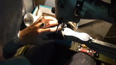 Kunduracı ayakkabı tamiri. Atölye