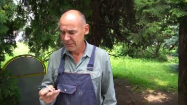 Teneffüste sigara içen bir ayakkabıcının portresi