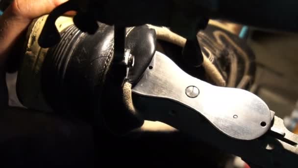 Schuster, der Schuhe repariert. Werkstatt — Stockvideo