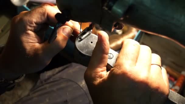 Schoenmaker herstellen van schoenen. Workshop — Stockvideo