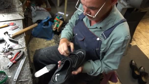 一天结束时，鞋匠在工作场所清扫 — 图库视频影像