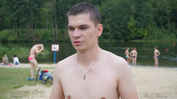 Les gars se détendre sur la plage debout sur le rivage — Photo