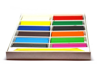 Çocuk parlak hamuru beyaz zemin üzerine izole