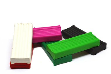 Çocuk parlak hamuru beyaz zemin üzerine izole