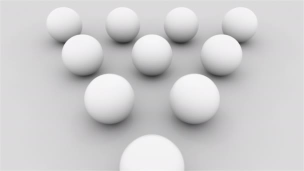 Компьютерная композиция из десяти белых шаров, выложенных треугольником на плоской поверхности. 3d рендеринг изометрического фона — стоковое видео