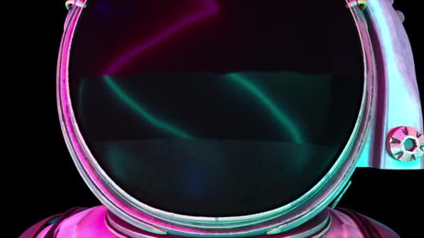 Un astronaute en combinaison de protection métallique à la lumière des néons. Fond d'espace généré par ordinateur, rendu 3D