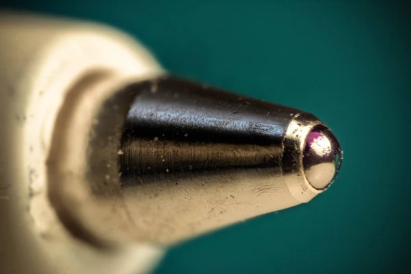 Makro fotoğraf, kullanılan tükenmez kalem ucunu. Yakın çekim