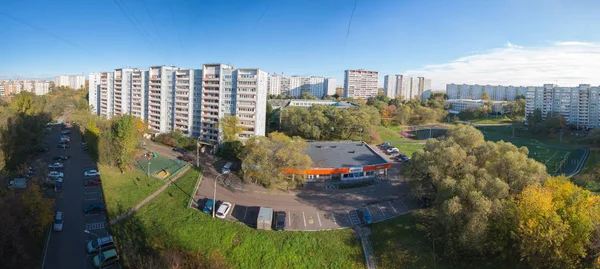 MOSCOU, RUSSIE - OCTOBRE 2016 : Kapotnya, 5 kvartal et 4 kvartal, banlieue de UVAO Moscou, Russie. Vue d'automne du quartier de la ville, Magasin, parking, école et stade scolaire — Photo