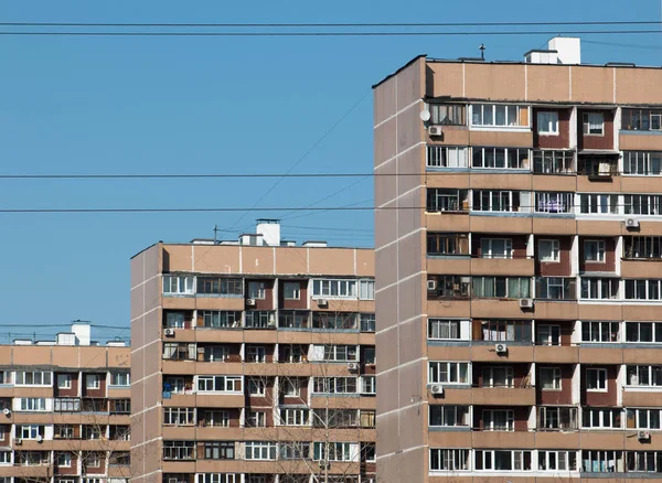 MOSCÚ, RUSIA - 2016: Calle Porechnaya, Batayskiy proezd, Bratislavskaya. Distrito de Maryno. Viviendas típicas de Moscú, ventanas de apartamentos. Día soleado. Lado del río — Foto de Stock