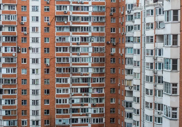MOSCOU, RUSSIE - FÉVRIER 2017 : Borisovskie Prudy - Étangs Borisovskie, Quartier Borisovo, Typique Moscou appartements appartements fenêtres — Photo