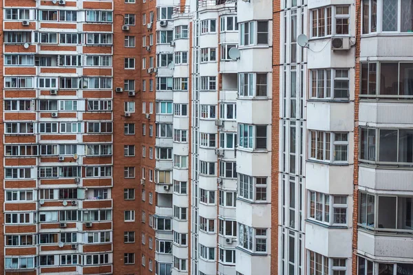MOSCOU, RUSSIE - FÉVRIER 2017 : Borisovskie Prudy - Étangs Borisovskie, Quartier Borisovo, Typique Moscou appartements appartements fenêtres — Photo