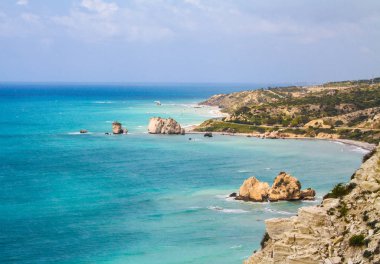 Kıbrıs, Petra tou Romiou, efsanevi Aphrodite's birthplase. Deniz Manzaralı. Bulutlu bahar günü.