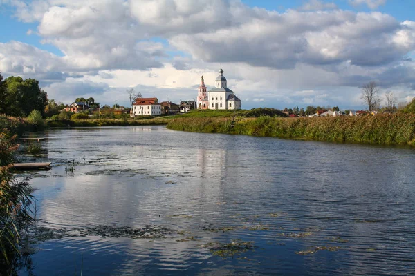 Iglesia Suzdal y vista al río Kamenka. Tarde de verano —  Fotos de Stock