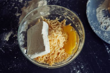 Lezzetli rendelenmiş peynir ve yumurta.