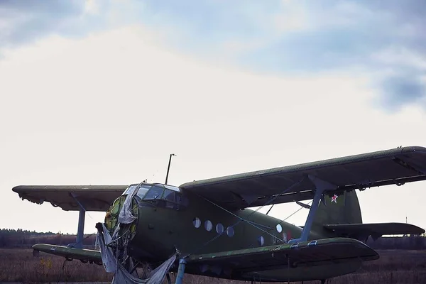 下午带着星星的老式工作飞机 在战场上的飞机 — 图库照片