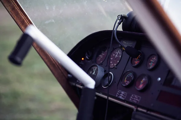 飛行機 ジャイロプレーン 航空機のフロントガラスのコントロールパネル — ストック写真