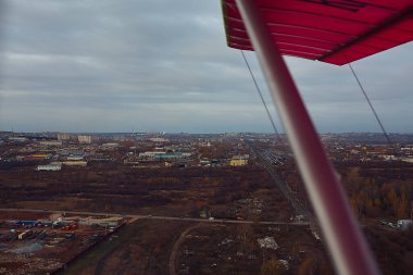Jiroskoplu hava manzarası, banliyö manzarası, sonbahar ormanı. Fotoğrafta jiroskopun kanadı gösteriliyor.