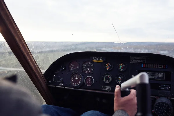 未知の男は飛行機 クローズアップを飛ぶ コントロールパネル 操縦士がジャイロプレーンを — ストック写真