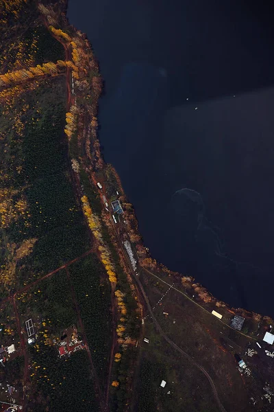 秋天青翠的森林和湖中的乡间小路的空中俯瞰 空中俯瞰 — 图库照片
