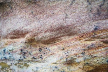 Dağ katmanlarının arka planı ve dokusu ve kayalık yüzeydeki tortulu kaya çatlakları. Kaya dağının uçurumu.