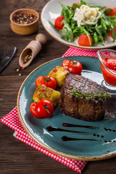 Biftek, et, sığır eti, chop, yemek, yemek, Restoran, salata, sos — Stok fotoğraf